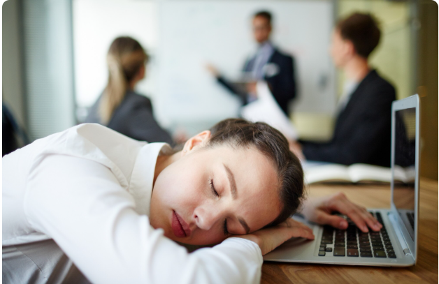 مختصون يحذرون من تراجع النوم الصحي بين الموظفين